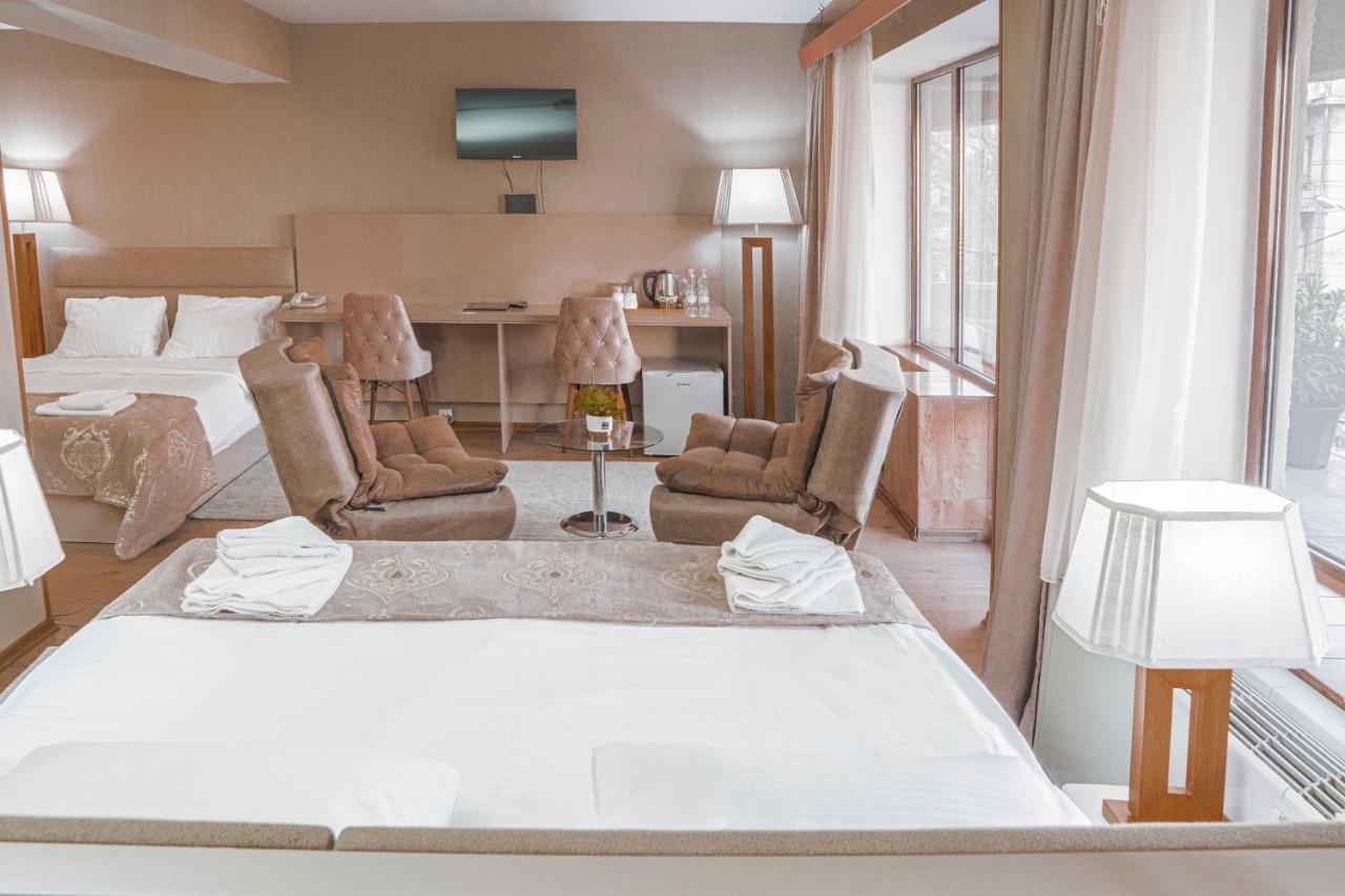 Pino Vere Palace Hotel Tiflis Dış mekan fotoğraf