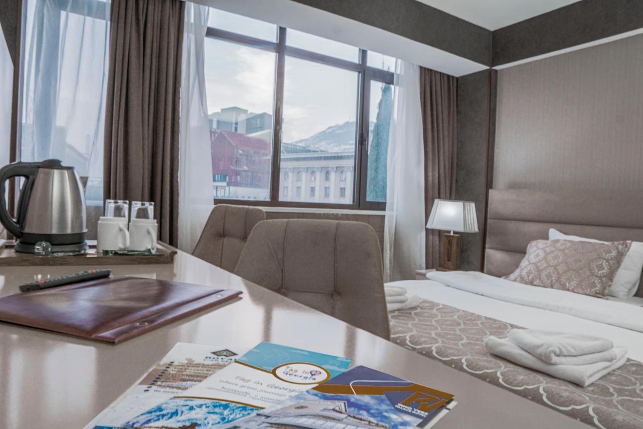 Pino Vere Palace Hotel Tiflis Dış mekan fotoğraf